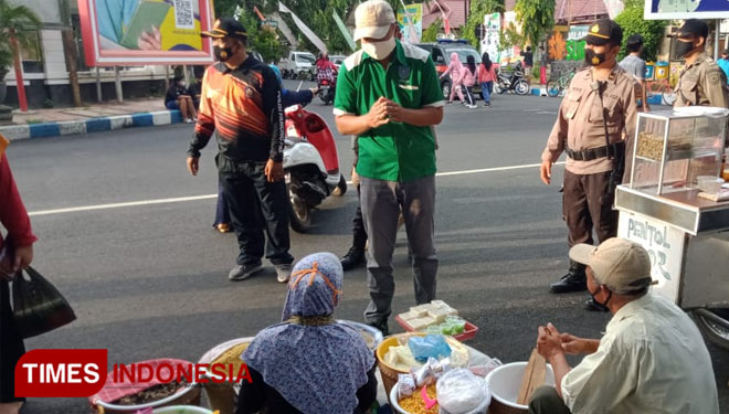 Sosialisasi pembatasan kerumunan pada pedagang pasar tumpah alun-alun Kota Probolinggo. (FOTO: Happy/TIMES Indonesia)