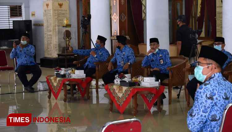 Suasana Webinar Motivasi HUT ke 49 Korpri di Pendopo Ronggo Hadinegoro Pemkab Blitar, Senin (30/11/2020). (Foto: Sholeh/ TIMES Indonesia)