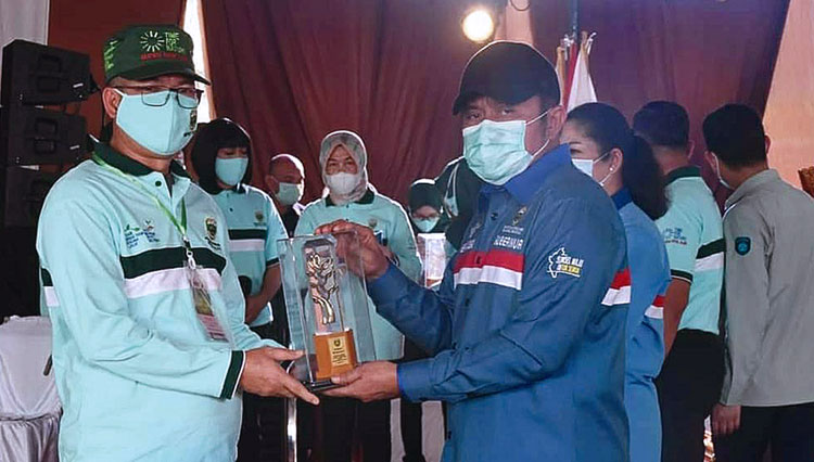Wako terima penghargaan IKPLHD dari Gubernur Sumsel H Herman Deru.  (Foto: Kominfo Paaralam/TIMES Indonesia) 