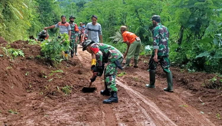 Anggota Koramil 4/Karangkobar, Banjarnegara bersama masyarakat melakukan pembersihan material longsoran. (FOTO : Pendim BNA for TIMES Indonesia)