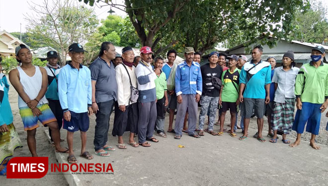 Puluhan nelayan Kecamatan Paiton, yang menolak atas aksi yang dilakukan Koalisi Laut Biru.(Foto: Dicko W/TIMES Indonesia)