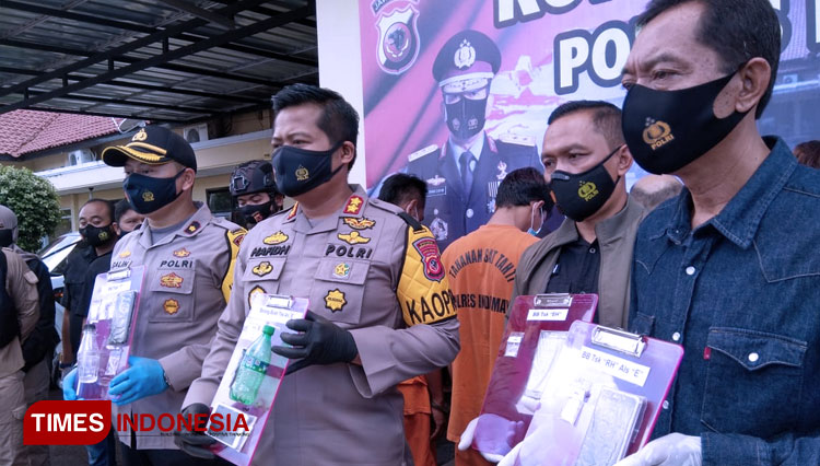Kapolres Indramayu AKBP Hafidh Susilo Herlambang saat menunjukkan barang bukti hasil pengungkapan narkoba. (FOTOhamad Jupri/TIMES Indonesia)