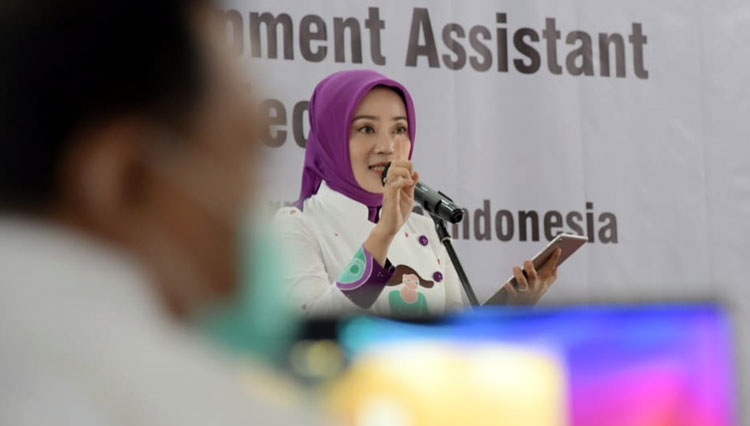 Ketua Umum Sekoper Cinta (Sekolah Perempuan Capai Impian dan Cita-cita) Atalia Praratya Ridwan Kamil saat membuka Pelatihan Vokasi bagi Para Alumni Angkatan Kesatu Tahun 2020 di Gedung Sekoper Cinta, Kota Bandung (Foto: Yogi P/Humas Jabar)