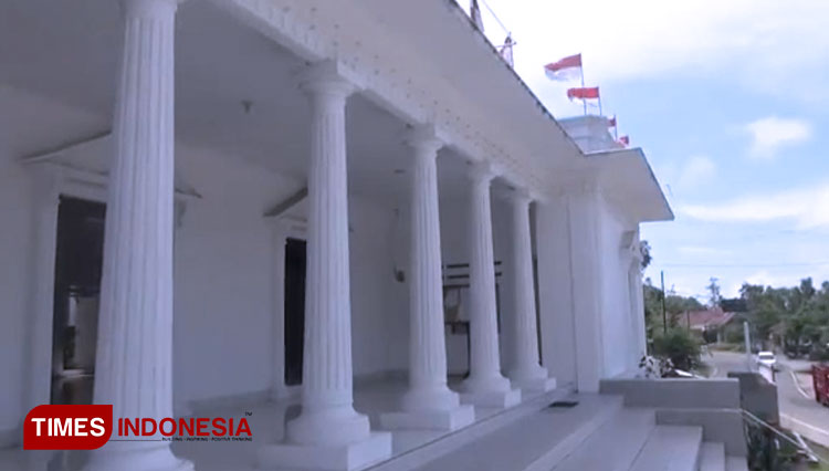 Kondisi Balai Desa Dadapan yang mirip dengan Istana Negara RI. (Foto: Rojihan/TIMES Indonesia)