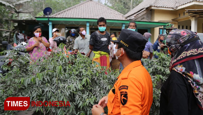 Bupati Lumajang Thoriqul Haq saat mengunjungi daerah rawan bencana Gunung Semeru (Foto: Diskominfo Lumajang For TIMES Indonesia) 