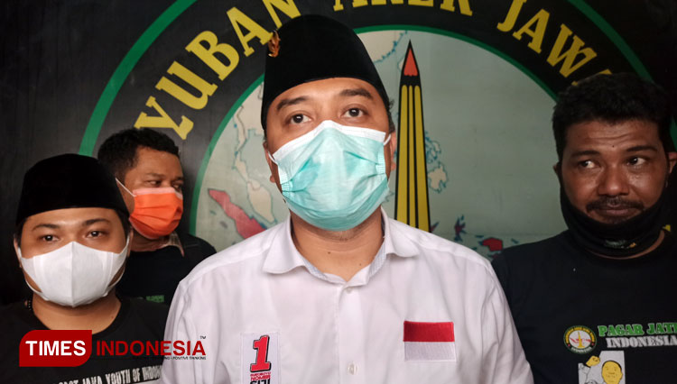 Calon Wali Kota Surabaya, Eri Cahyadi saat berkunjung ke Posko Pagar Jati Indonesia, Selasa (1/12/2020). (Foto : Lely Yuana/TIMES Indonesia) 