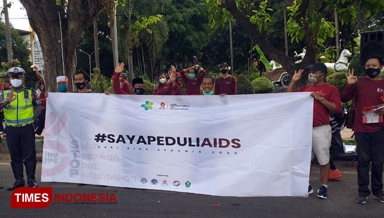 Aksi sosial KPA Banyuwangi memperingati hari AIDS sedunia. (FOTO: Riswan Efendi/ TIMES Indonesia)