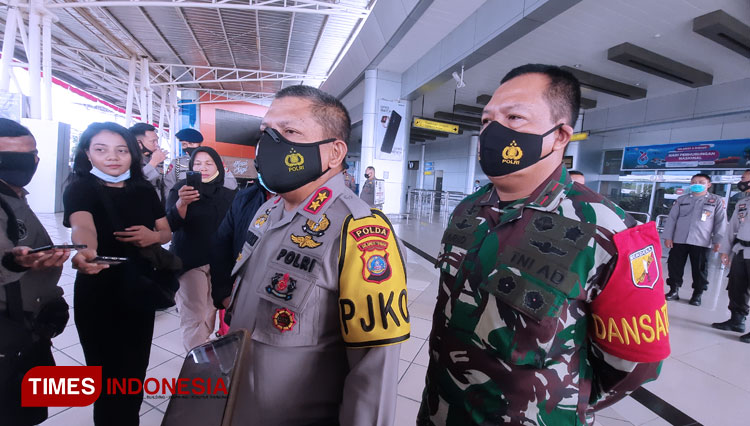 Kapolda Sulteng, Irjen Abdul Rakhman Baso (Kiri) bersama Danrem 132/Tadulako, Brigjen Farid Makruf (Kanan) saat dijumpai di Bandara Mutiara Sis Al Jufri Palu pada Selasa, (01/12/2020) (Foto: Anang Prasetio/TIMES Indonesia)