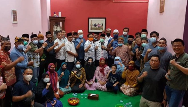 KH Amiruddin Nahrawi bersama tokoh masyarakat Jawa Timur yang ada di 17 Kabupaten di Sumatera Selatan, Selasa (1/12/2020).(Dok.NU Online Sumsel) 