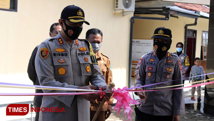 Kapolres Majalengka, AKBP Bismo Teguh Prakoso, didampingi Kapolsek Cigasong, AKP Atik Siswanti meresmikan posko daring untuk pelajar. (Foto: Jaja Sumarja/TIMES Indonesia)