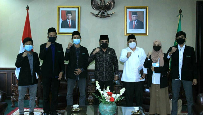 Menag Fachrul Razi (Batik) didampingi Dirjen Pendidikan Islam M. Ali Ramdhani (kemeja putih) tengah berfoto bersama Pengurus CSSMORA di Kantor Kemenag RI pada Selasa (1/12). (Foto: Dokumentasi Kemenag) 