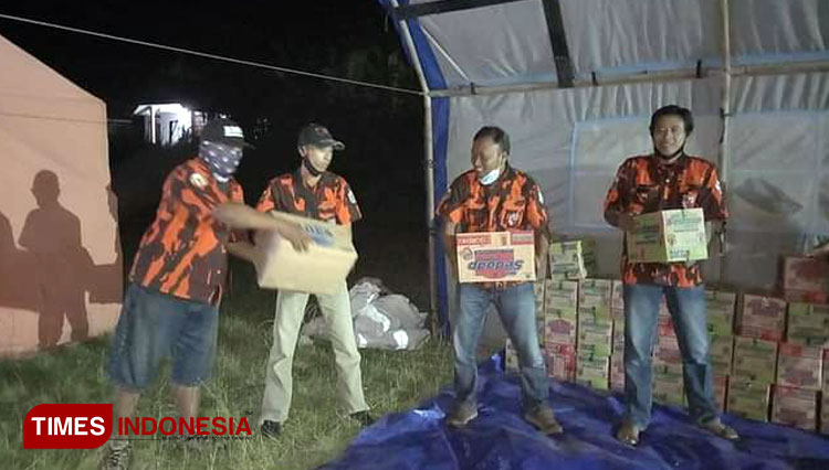 Pemuda Pancasila Kabupaten Lumajang menyerahkan sejumlah bantuan kepada warga terdampak erupsi Gunung Semeru. (Foto: Agus Setiawan for TIMES Indonesia) 