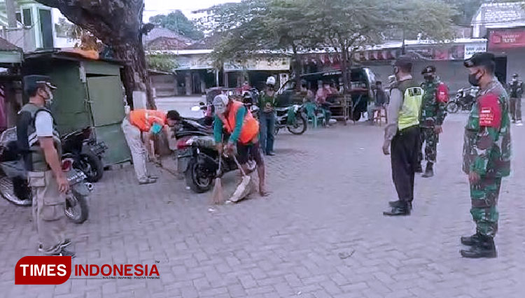 Penegakan protokol kesehatan di Kecamatan Balongpanggang (FOTO: Dokumen Humas Polres Gresik for TIMES Indonesia)