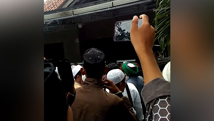 Ratusan massa mengepung rumah Menko Polhukam Mahfud MD yang berlokasi di Pamekasan, Madura, Jawa Timur. (Foto: Tangkapan Layar Video Amatir)
