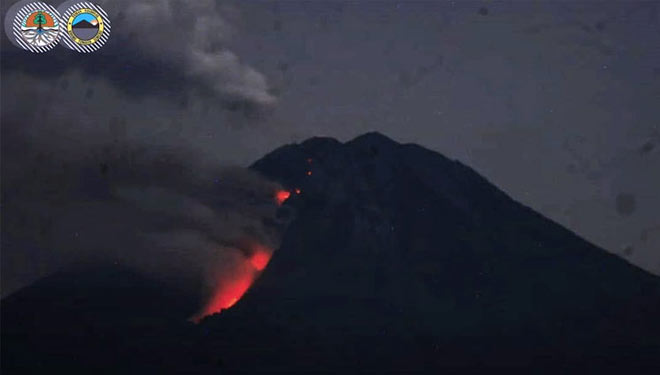 Kawah Gunung Semeru muntahkan lava pijar (Foto: Instagram BBTNBTS)