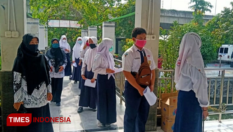 Beberapa siswa SMP di Surabaya antri tes swab jelang dibukanya kembali sekolah secara tatap muka. (Foto: Humas Pemkot Surabaya for Times Indonesia)