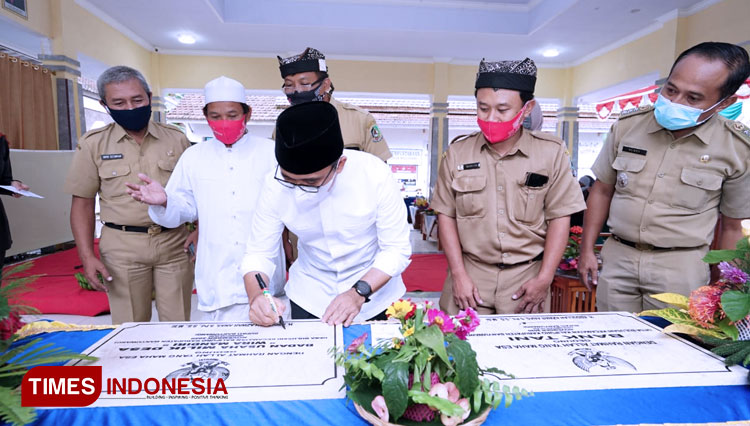 Bupati Banyuwangi Abdullah Azwar Anas saat meresmikan Bank Tani. (FOTO: Rizki Alfian/ TIMESIndonesia)