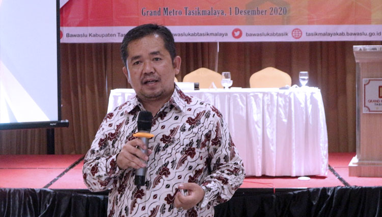 Ahmad Aziz Firdaus pada acara Rapat Kerja Teknis Pengawasan Tahapan Pemungutan dan Penghitungan Suara pada Pemilihan Serentak Bupati dan Wakil Bupati Tasikmalaya tahun 2020 di Hotel Grand Metro Tasikmalaya. (FOTO: Bawaslu Kabupaten Tasikmalaya)