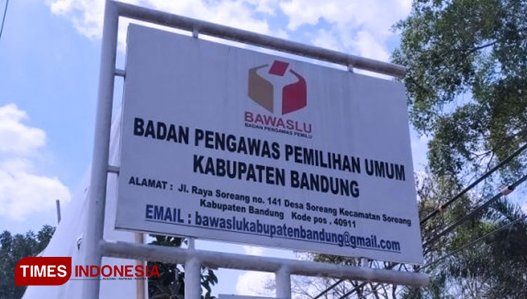 Plang Bawaslu Kabupaten Bandung. (Foto: Iwa/TIMES Indonesia)