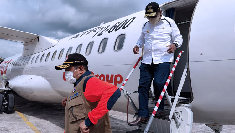 Kepala BNPB, Letjen TNI Doni Monardo turun dari pesawat saat tiba di Kabupaten Lembata, Nusa Tenggara Timur, Rabu (2/12/2020).(Dok.BNPB) 
