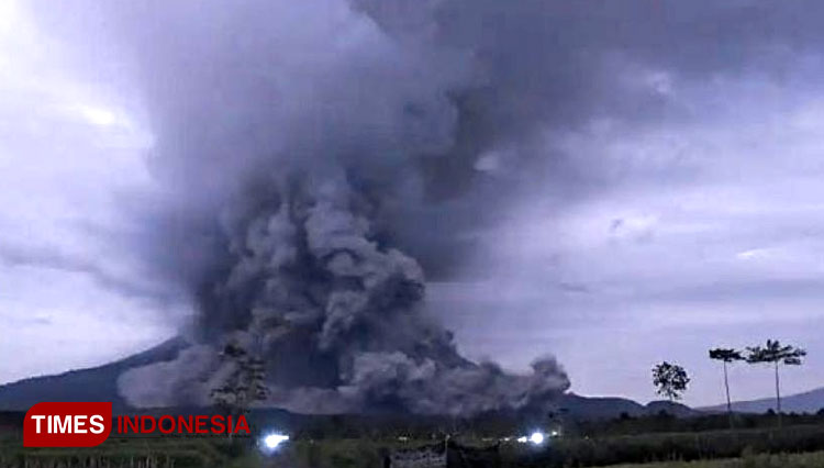 Gunung Semeru Muntahkan Lava Panas Dini Hari Kemarin  (FOTO: AJP/TIMES Indonesia)