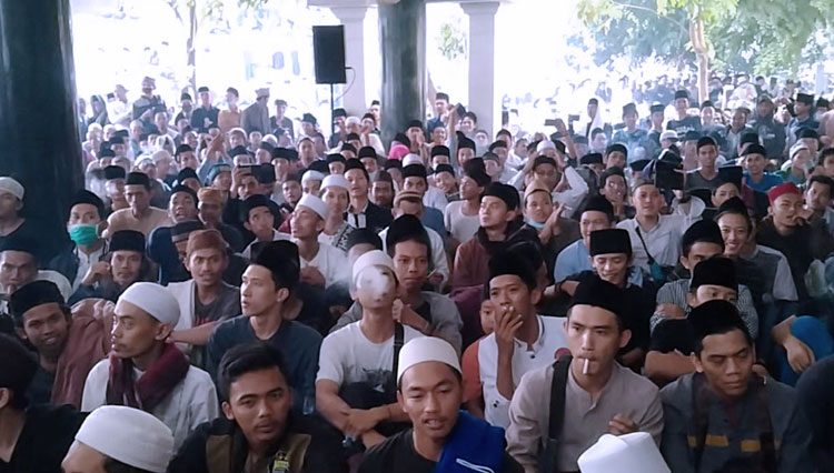 Kerumunan Massa dalam pengajian dan Haul Syech Abdul Qadir Jaelani di Cilongok, Banten pada Minggu (29/11) lalu. (Foto: Twitter Humas Polsek Pasarkemis) 