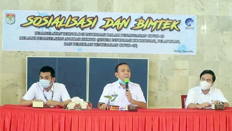 Kadiskominfo Lubuklinggau, Erwin Armeidi ketika melakukan pemaparan dalam agenda Sosialisasi & Bimtek Aplikasi Sikopid. (Foto: dok. Pemkot Lubuklinggau)