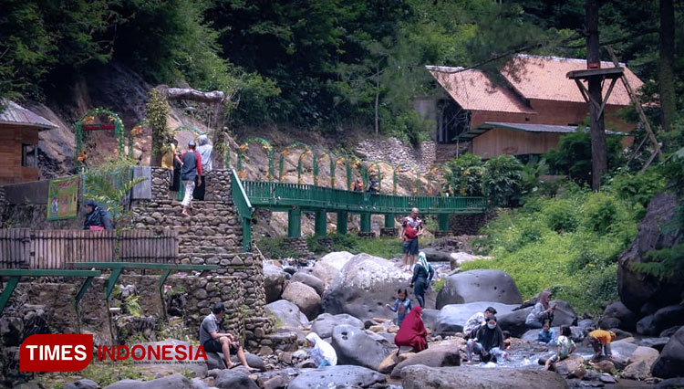 Sejumlah wisatawan nkmati suasana alam Kampung Karuhun Sumedang. (FOTO: Alan Dahlan/TIMES Indonesia)