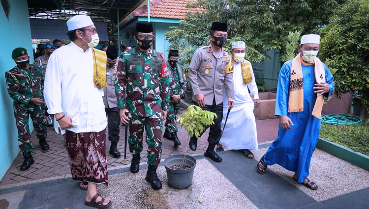 Bersama Pangdam V Brawijaya Kapolda Jatim Silaturahmi Ulama Madura Kh