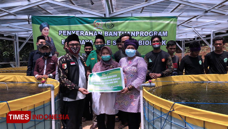 Luluk Nur Hamidah, Serahkan Paket Bantuan Budidaya Lele sistem Bioflok untuk Ansor Kabupaten Karanganyar. (FOTO: Akhmad Syafi'i/TIMES Indonesia)
