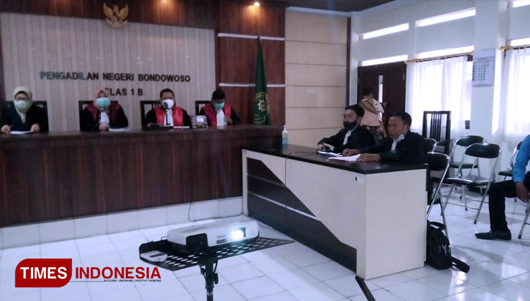 Sidang putusan kasus pengancaman oleh Mantan Sekda Bondowoso Syaifullah. Tampak terdakwa tak hadir sehingga sidang ditunda (FOTO: Moh Bahri/TIMES Indonesia).