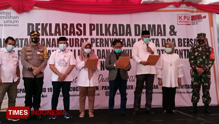 Kedua Paslon Pilwali 2020 Kota Bontang membacakan Deklarasi Damai Pilkada Bontang. (Foto: Kusnadi/TIMES Indonesia)