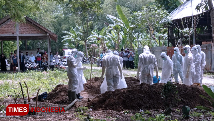 Pemakaman protokol kesehatan petugas menggunakan Alat Pelindung Diri (APD) Lengkap di Kecamatan Widang, Kabupaten Tuban (02/12/2020) (FOTO: Ahmad Istihar / TIMES Indonesia) 