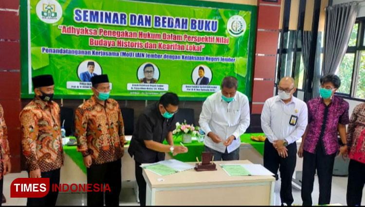 Penandatanganan MoU antara IAIN Jember dengan Kejari Jember, Rabu (2/12/2020). (Foto: Fakultas Syariah IAIN Jember for TIMES Indonesia)