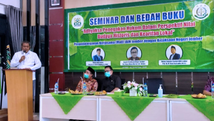 Rektor IAIN Jember memberikan sambutan di acara Bedah Buku tentang kearifan lokal dalam penegakan hukum, Rabu (2/12/2020). (Foto: Fakultas Syariah IAIN Jember for TIMES Indonesia)
