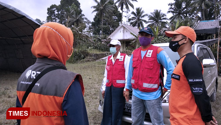 Relawan Rumah Zakat bersiaga di lokasi bencana erupsi gunung Merapi, Semeru, dan Ile Lewatolok. (FOTO: RZ for Times Indonesia)