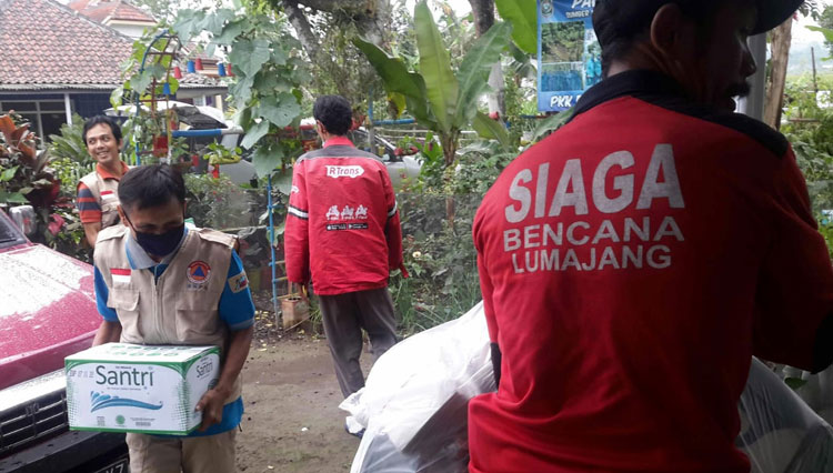 Aksi SRPB terjun langsung membantu evakuasi korban bencana letusan Gunung Semeru, Rabu (2/12/2020). (Foto: Dok.SRPB Jatim) 