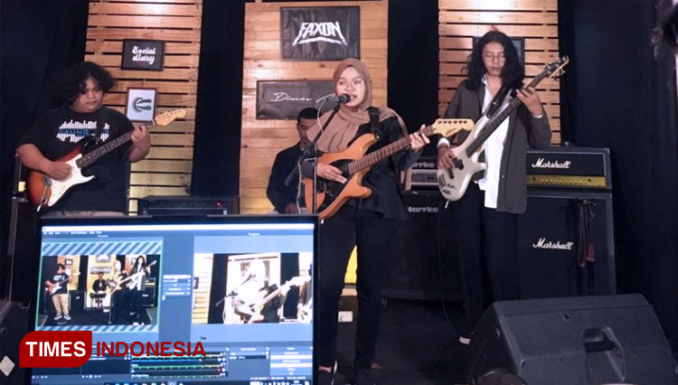 Penampilan Home Band UKM Musik Gaung 193 pada acara Talkshow The Host Treats (FOTO: AJP/TIMES Indonesia)
