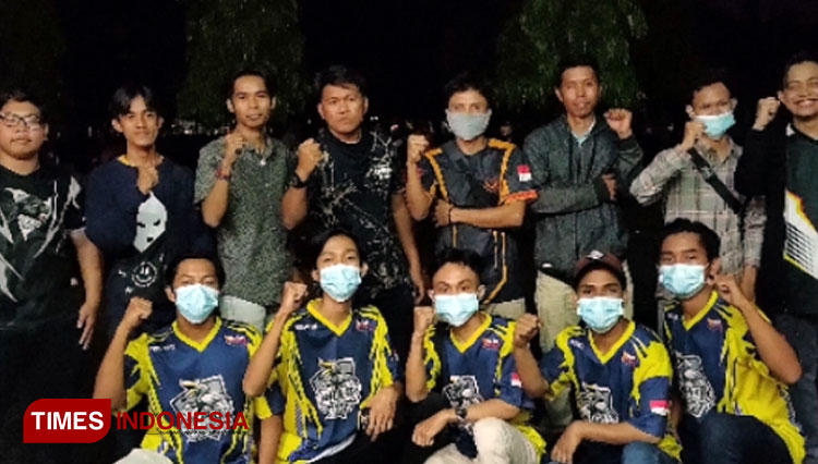 Tim IGB FF Bontang bersama para pengurus FFBG Samarinda (Foto: IGB For TIMES Indonesia)