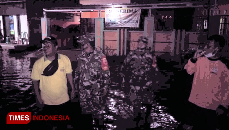 Babinsa membantu warga Cilopadang untuk evakuasi dari dampak jebolnya tanggul sungai Cilopadang yang sebabkan banjir. (FOTO: Pendim Cilacap For TIMES Indonesia)