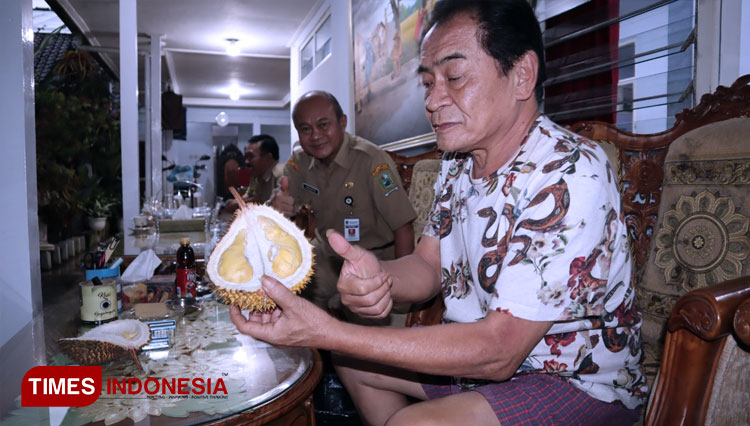 Bupati Banjarnegara Budhi Sarwono dan Sekda Indarto serta pejabat lain saat mencicipi buah durian Simimang yang lezat. (FOTO: Diskominfo for TIMES Indonesia)