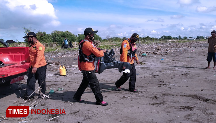Tim SAR Gabungan melakukan apel sebelum kembali melakukan pencarian wisatawan yang hilang di Pantai Rawajarit. (FOTO: Humas SAR Cilacap for TIMES Indonesia) 