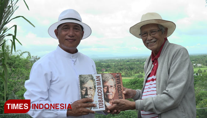 Arum Sabil (baju putih) bersama bos cerutu Abdul Kahar Muzakir. (Foto: Bakhtiar Lazuardi/TIMES Indonesia)