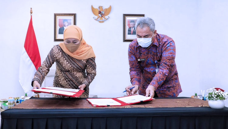 Gubernur Khofifah (kiri) dan Kepala Perwakilan BPKP Provinsi Jatim Alexander Ruby Setyohadi saat menandatangani Nota Kesepakatan Pelaksanaan Pengawasan Penyelenggaran Pemerintahan Daerah di Hotel Wyndham OPI Palembang, Rabu (2/12/2020). (FOTO: Dok.Humas)