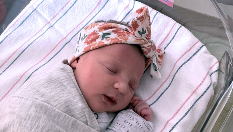 Bayi Molly Gibson lahir dari embrio yang tersimpan selama 27 tahun. (FOTO: BBC)