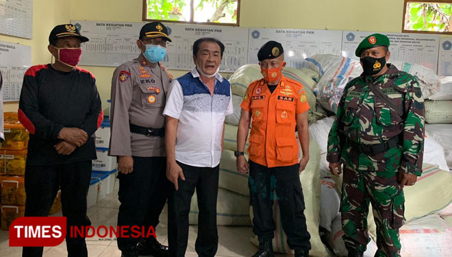 Bupati Banjarnegara Jawa Tengah, Budhi Sarwono saat menyerahkan bantuan masyarakat Banjarnegara buat korban banjir Sokawera, Banyumas. (Foto: Kominfo for TIMES Indonesia)
