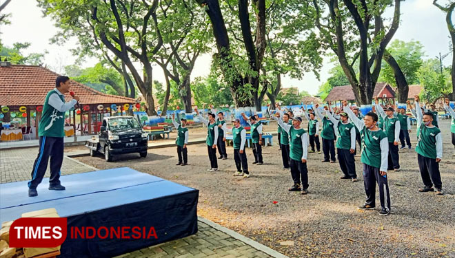 Kepala Dinas Perkim Kota Madiun Totok Sugiarto saat memimpin yel yel terhadap 154 Protasih dan Prometer Kota Madiun yang mengikuti outbond. Foto: Aditya Candra/TIMES Indonesia