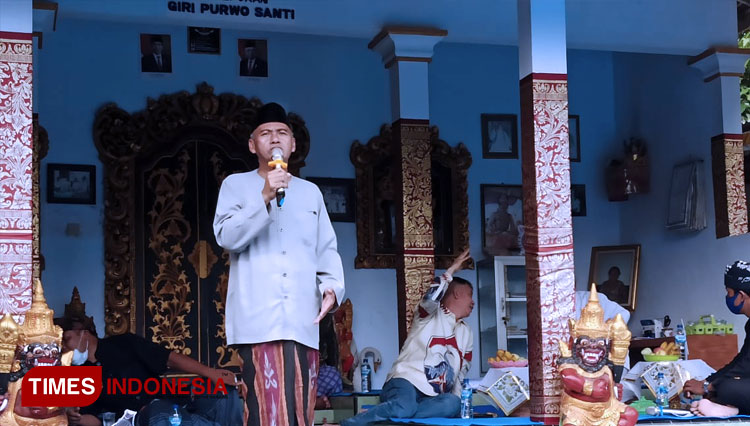 Pengasuh Pondok Pesantren Darussalam Blokagung, KH Hisyam Syafaat saat memberikan sambutan pada tokoh umat Hindu padepokan Giri Purwo Santi (FOTO: Riswan Efendi/TIMES Indonesia).