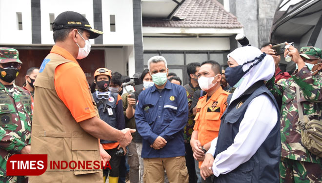 Gubernur Jawa Timur Khofifah Indar Parawansa saat memastikan perkembangan Gunung Semeru di Pos Pantau (Foto: Diskominfo Lumajang For TIMES Indonesia) 