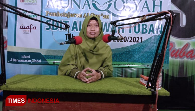 Lailatul Fitriah saat tes munaqosyah tahfiz 5 juz di studi lantai II SDIT Al Uswah Tuban, Kamis (04/12/2020). (FOTO: Safuwan/TIMES Indonesia) 